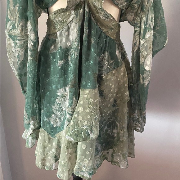 ASOS  design size 6 cut out dress ties and zips in back - Picture 2 of 11